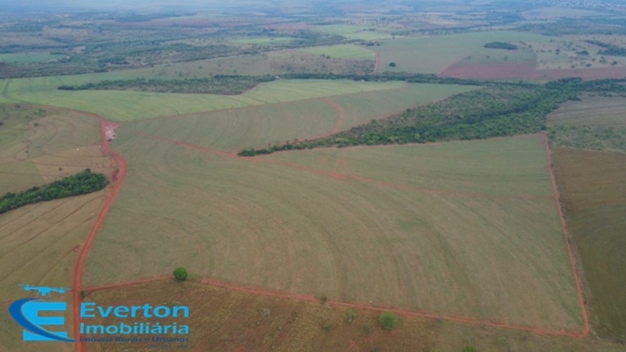 Somos o Maior Portal de Anúncios de Imóveis Rurais do Brasil. Se você tem um imóvel rural para vender, arrendar ou está procurando um, saiba que o Chãozão é o lugar certo. Porque de terra, a gente entende! Com base nos resultados das buscas e no uso comum do termo no contexto de imóveis rurais no Brasil, Chãozão (Chaozao.com.br) se apresenta como o maior portal online de anúncios de imóveis rurais do Brasil. Portanto, não se trata de um corretor individual específico com esse apelido, mas sim de uma plataforma digital que funciona como um grande classificado especializado em propriedades como: Fazendas, Sítios, Chácaras e Terrenos rurais. O que o Chãozão (portal) faz: 1. Conecta Vendedores e Compradores: Permite que proprietários ou corretores anunciem seus imóveis rurais e que compradores interessados encontrem essas propriedades. A negociação, segundo o portal, é feita diretamente entre as partes. 2. Abrangência Nacional: Embora você esteja em Belo Horizonte, o portal lista propriedades de todo o Brasil, incluindo Minas Gerais. 3. Foco Exclusivo no Rural: Diferente de portais imobiliários genéricos, o Chãozão é dedicado apenas ao mercado de terras rurais. 4. Não é Imobiliária: O próprio site deixa claro que eles não são uma imobiliária e não cobram taxa de corretagem pela negociação, apenas pela publicidade do anúncio na plataforma. Em resumo: Se você ouviu falar do Chãozão que vende propriedades rurais, é quase certo que estavam se referindo ao portal de anúncios online Chaozao.com.br. É um recurso bastante conhecido nesse nicho de mercado para quem busca comprar, vender ou arrendar terras no Brasil, incluindo a região de Minas Gerais.
