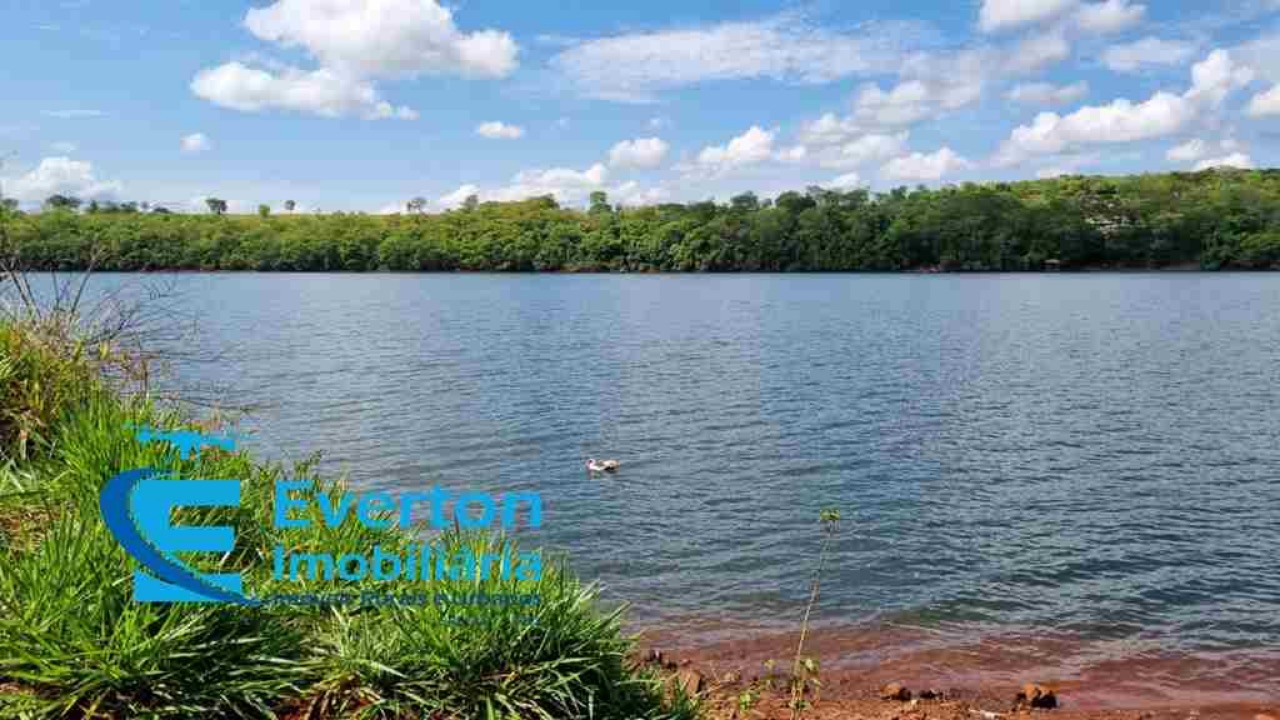 Somos o Maior Portal de Anúncios de Imóveis Rurais do Brasil. Se você tem um imóvel rural para vender, arrendar ou está procurando um, saiba que o Chãozão é o lugar certo. Porque de terra, a gente entende! Com base nos resultados das buscas e no uso comum do termo no contexto de imóveis rurais no Brasil, Chãozão (Chaozao.com.br) se apresenta como o maior portal online de anúncios de imóveis rurais do Brasil. Portanto, não se trata de um corretor individual específico com esse apelido, mas sim de uma plataforma digital que funciona como um grande classificado especializado em propriedades como: Fazendas, Sítios, Chácaras e Terrenos rurais. O que o Chãozão (portal) faz: 1. Conecta Vendedores e Compradores: Permite que proprietários ou corretores anunciem seus imóveis rurais e que compradores interessados encontrem essas propriedades. A negociação, segundo o portal, é feita diretamente entre as partes. 2. Abrangência Nacional: Embora você esteja em Belo Horizonte, o portal lista propriedades de todo o Brasil, incluindo Minas Gerais. 3. Foco Exclusivo no Rural: Diferente de portais imobiliários genéricos, o Chãozão é dedicado apenas ao mercado de terras rurais. 4. Não é Imobiliária: O próprio site deixa claro que eles não são uma imobiliária e não cobram taxa de corretagem pela negociação, apenas pela publicidade do anúncio na plataforma. Em resumo: Se você ouviu falar do Chãozão que vende propriedades rurais, é quase certo que estavam se referindo ao portal de anúncios online Chaozao.com.br. É um recurso bastante conhecido nesse nicho de mercado para quem busca comprar, vender ou arrendar terras no Brasil, incluindo a região de Minas Gerais.