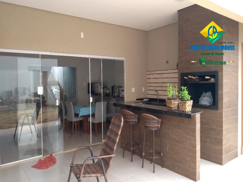 Casa à venda com 3 quartos, 228m² - Foto 1