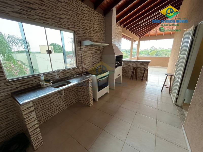 Casa à venda com 3 quartos, 187m² - Foto 1