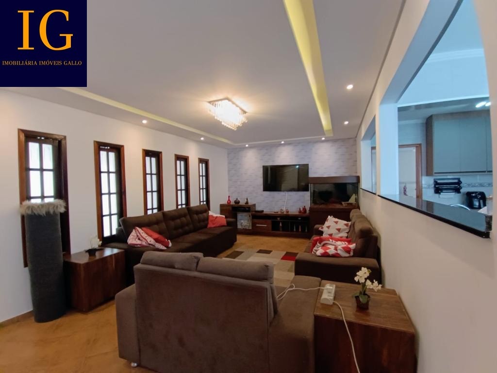 Casa à venda com 3 quartos, 240m² - Foto 1