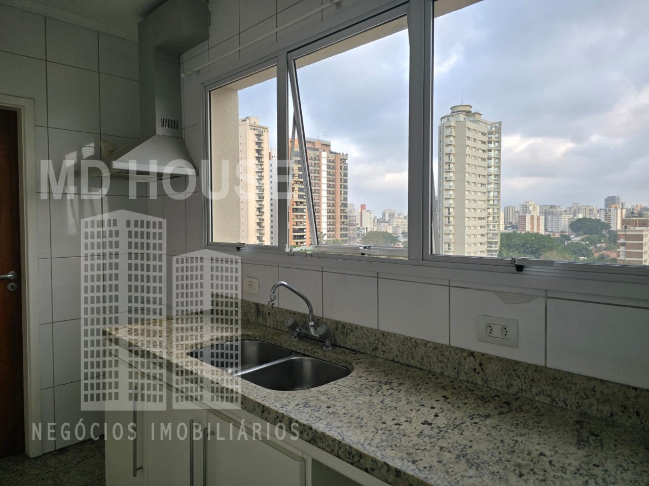 Apartamento para alugar com 3 quartos, 180m² - Foto 8