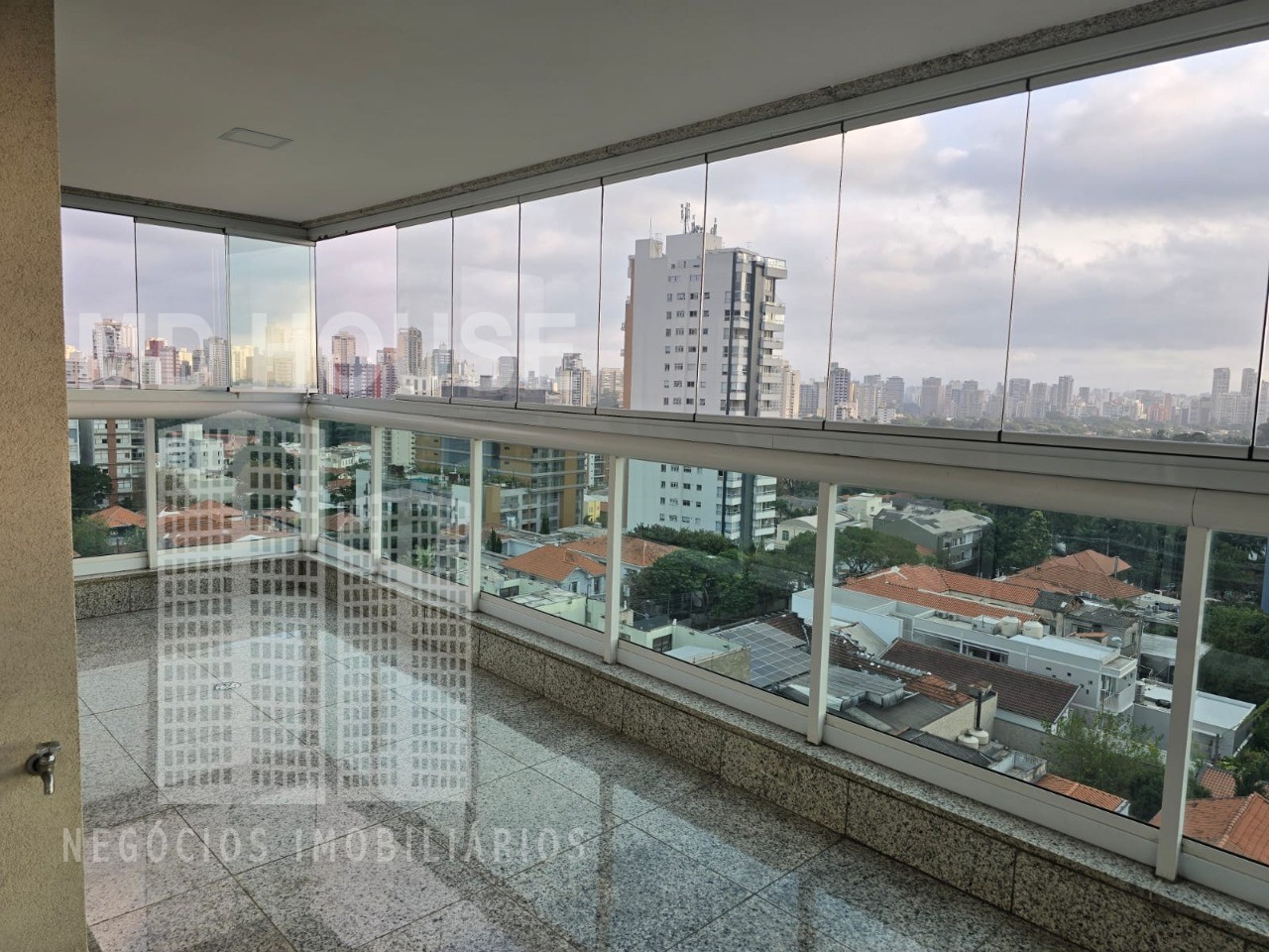 Apartamento para alugar com 3 quartos, 180m² - Foto 6