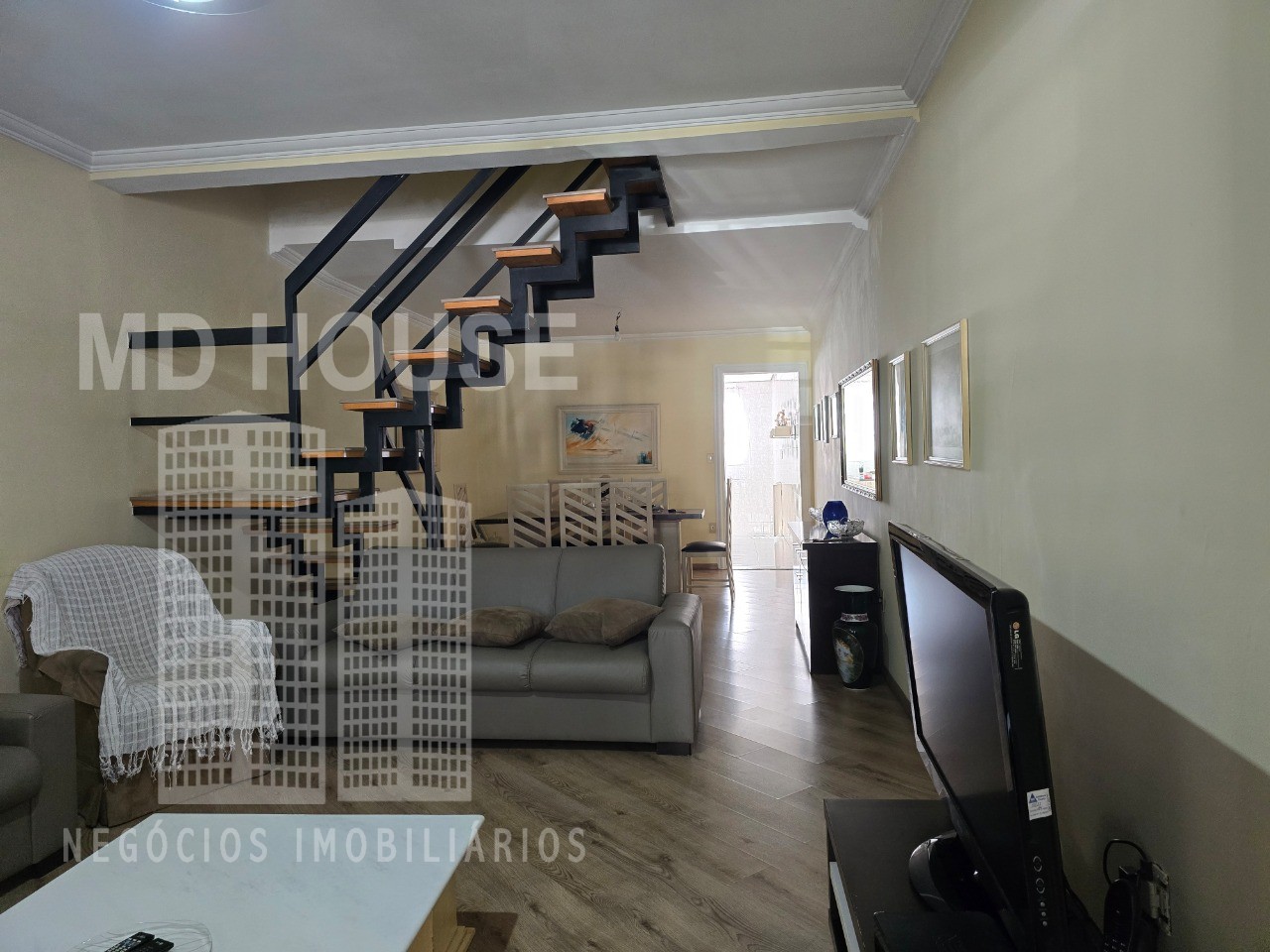 Casa à venda e aluguel com 3 quartos, 100m² - Foto 1