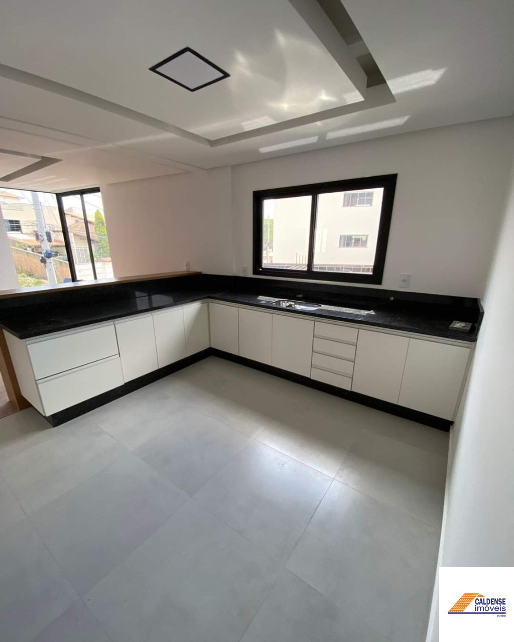 Apartamento à venda com 3 quartos, 130m² - Foto 2