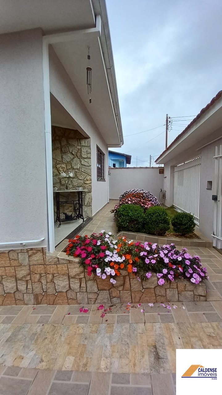 Casa à venda com 3 quartos, 169m² - Foto 1