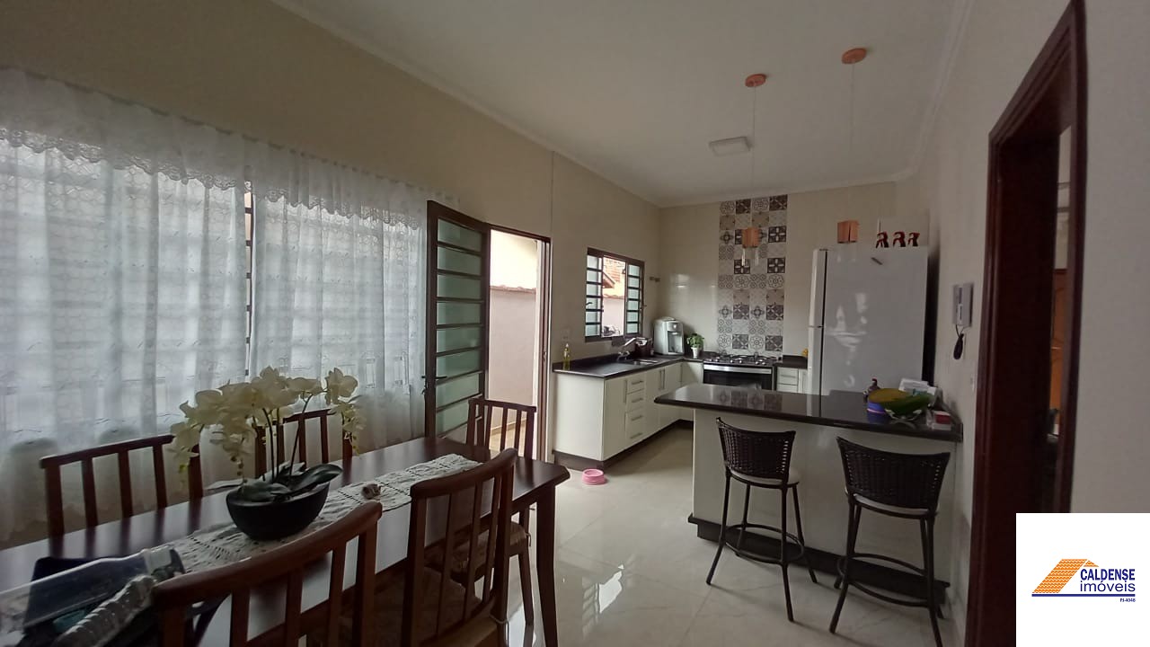 Casa à venda com 3 quartos, 169m² - Foto 2