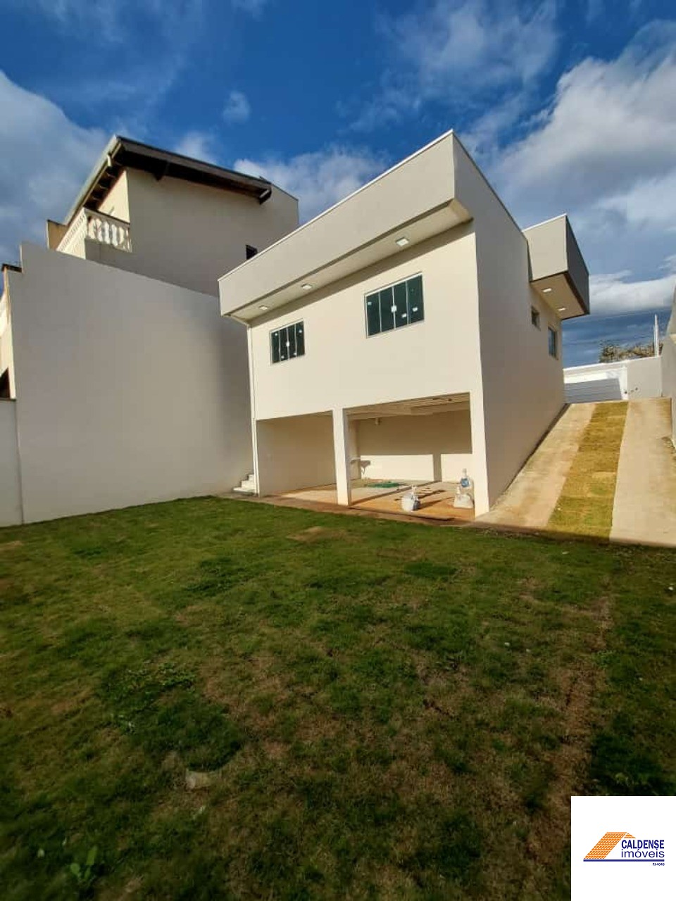 Casa à venda com 3 quartos, 126m² - Foto 1