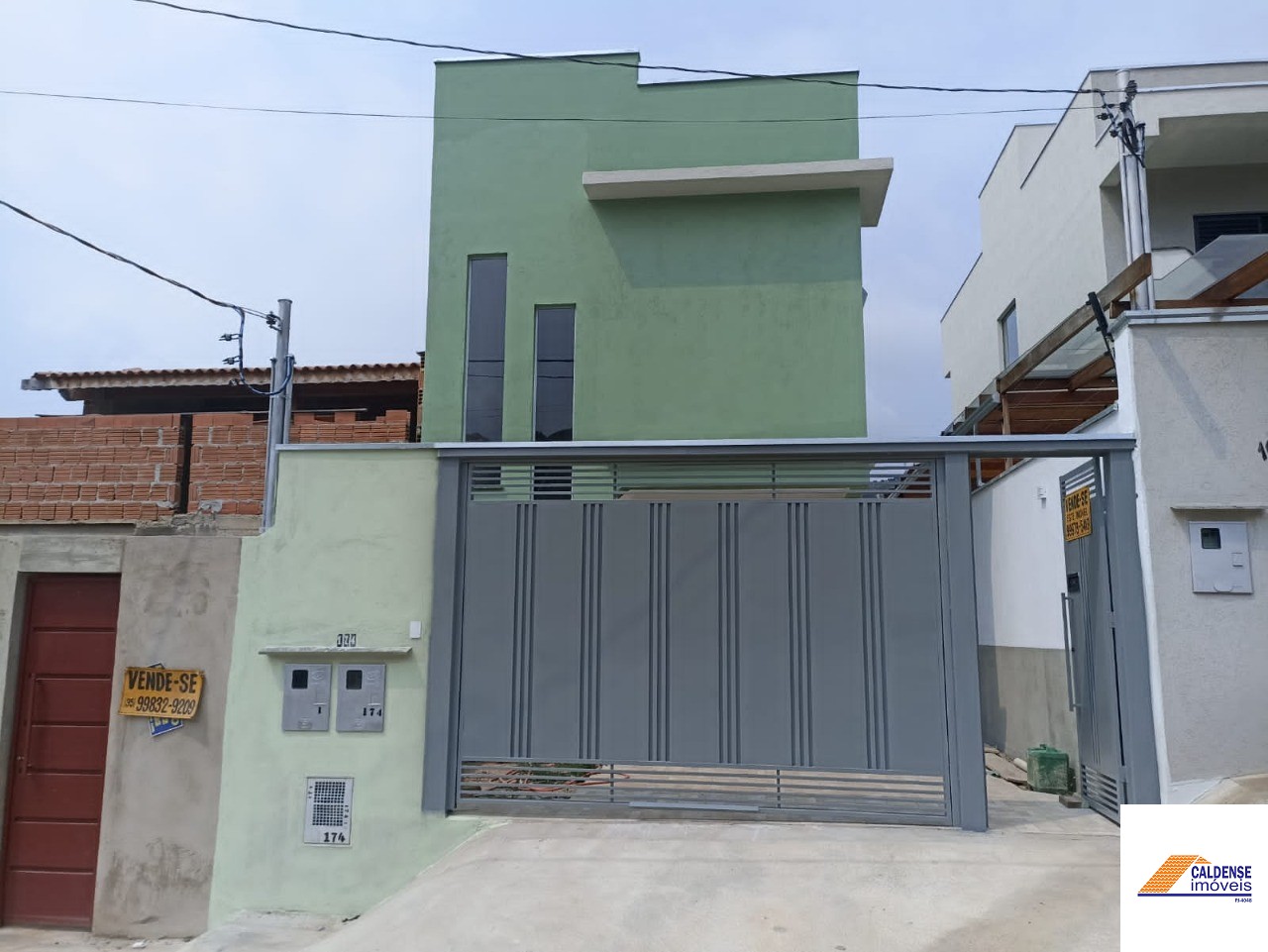 Casa à venda com 3 quartos, 120m² - Foto 1