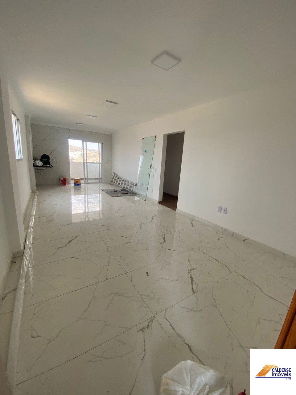 Apartamento à venda com 3 quartos, 85m² - Foto 2