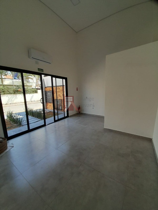 Sala comercial no bairro Vianelo com 23m², banheiro. Condomínio incluso: IPTU, água, internet, jardinagem, monitoramento por câmera e vigia noturno.