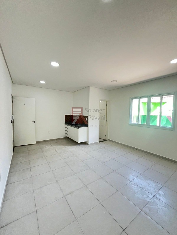 Sala comercial de 25m² localizada no Centro de Jundiaí. Sala ampla com excelente iluminação, pia com gabinete, banheiro social. Imóvel com acabamentos