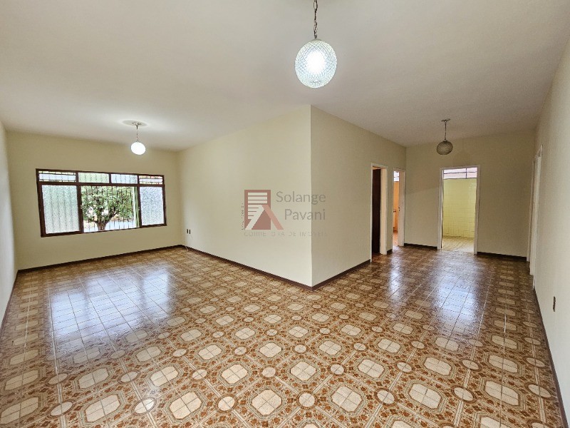 Casa no bairro Caxambu em Jundiaí com 03 dormitórios, sendo uma suíte, sala em L, cozinha, banheiro e garagem coberta.