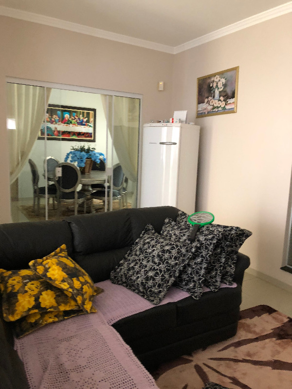 Casa à venda com 3 quartos, 240m² - Foto 2