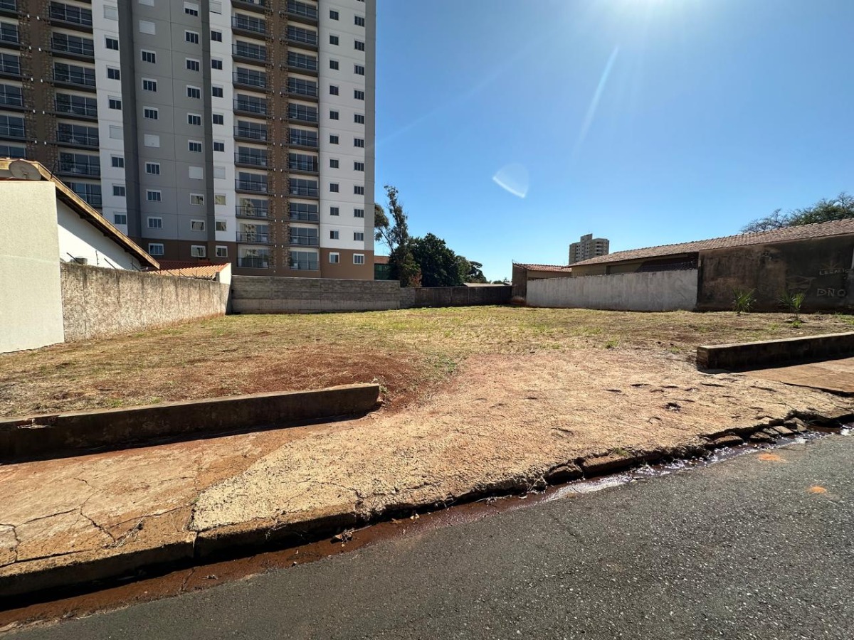 Dois Terrenos Juntos e Planos no Centro de Araraquara