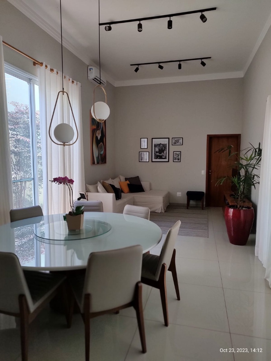 Casa em Condomínio Fechado Pronta para Morar com Energia Fotovoltaica