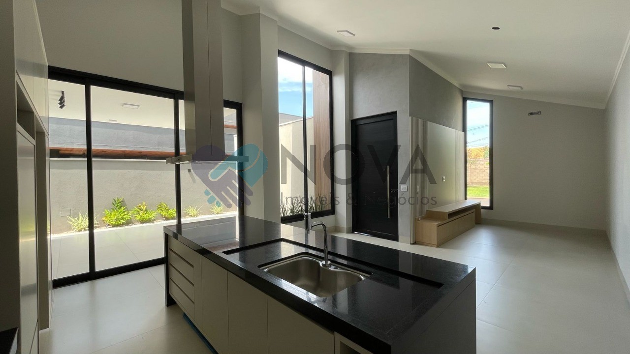 Casa de Alto Padrão no Condomínio Village Damha 3 — 3 Dormitórios, Suíte com Closet e Área de Lazer