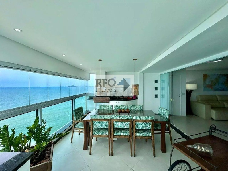 Aproveite o melhor do Guarujá com esta incrível oportunidade! Um apartamento reformado e de alto padrão, situado na icônica Praia das Pitangueiras.