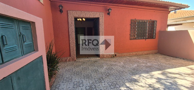 Casa para locação com 2 dormitórios e área de quintal na frente no bairro do Jardim da Gloria!!