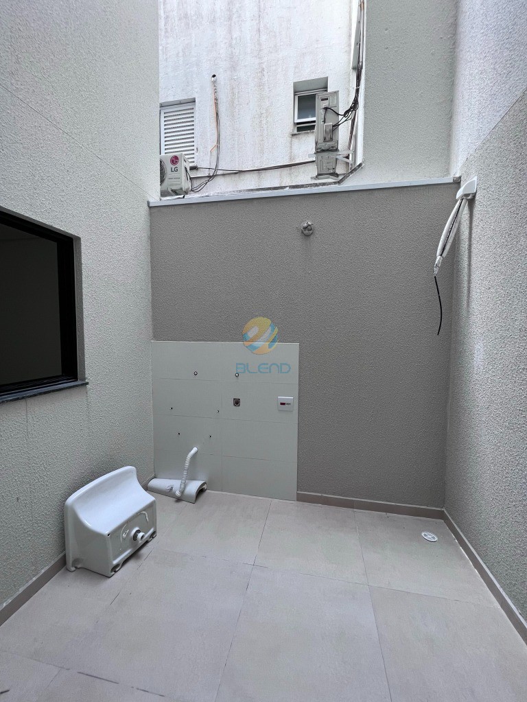 Apartamento à venda com 2 quartos, 60m² - Foto 2