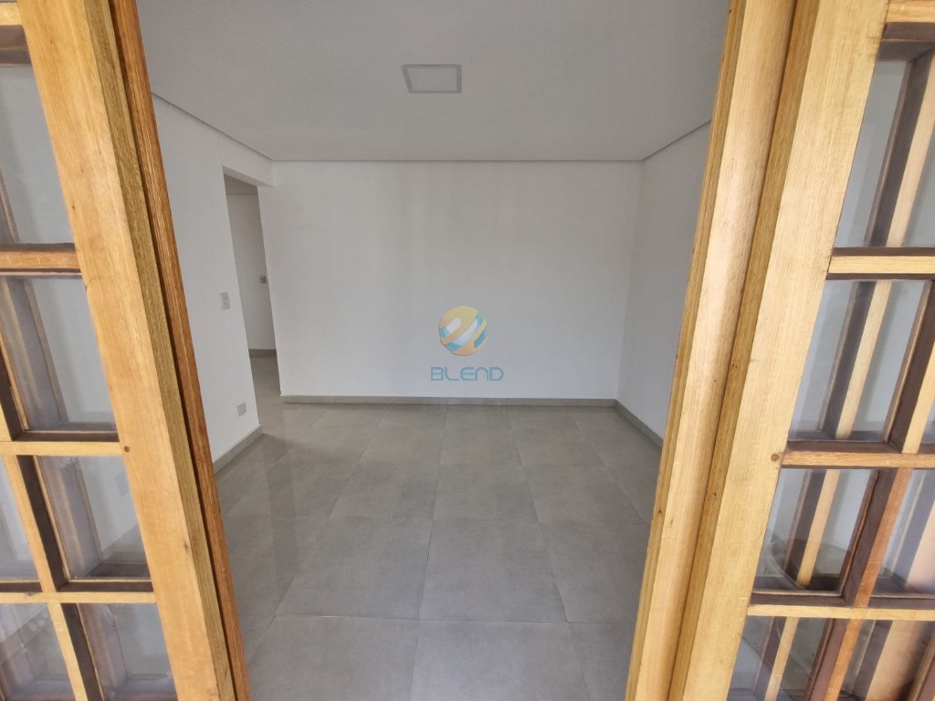 Casa à venda com 3 quartos, 270m² - Foto 2