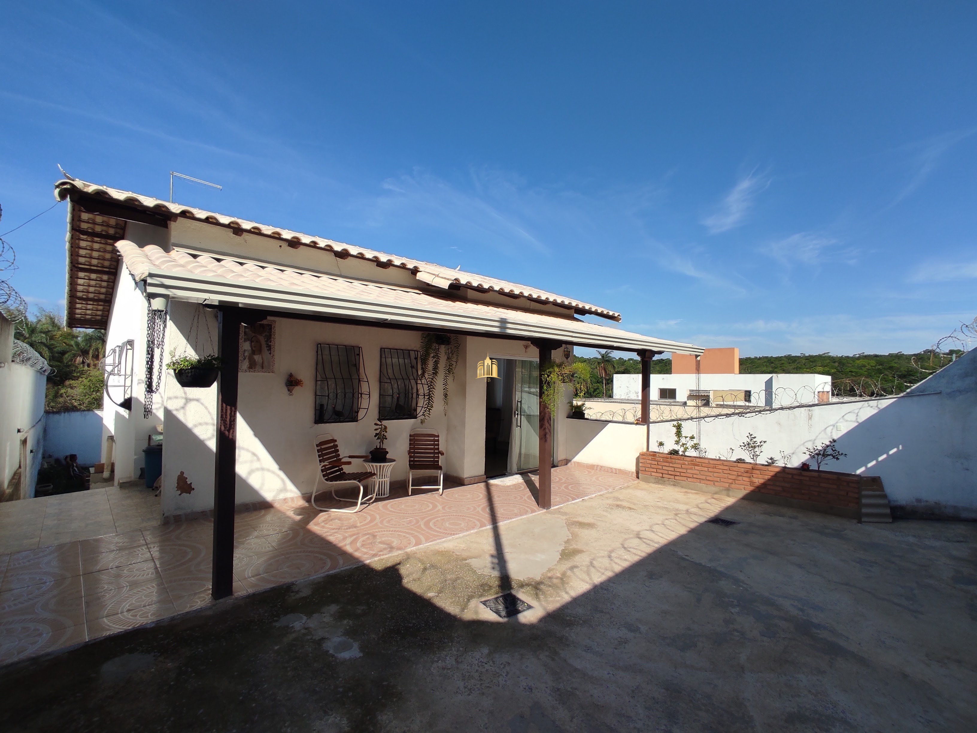 Casa à venda com 3 quartos, 360m² - Foto 1