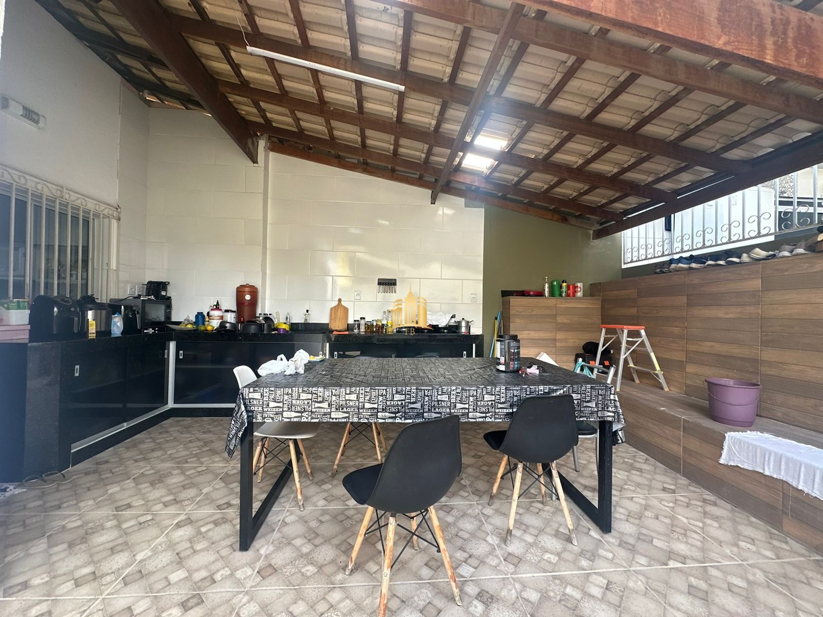 Casa à venda com 3 quartos, 225m² - Foto 1