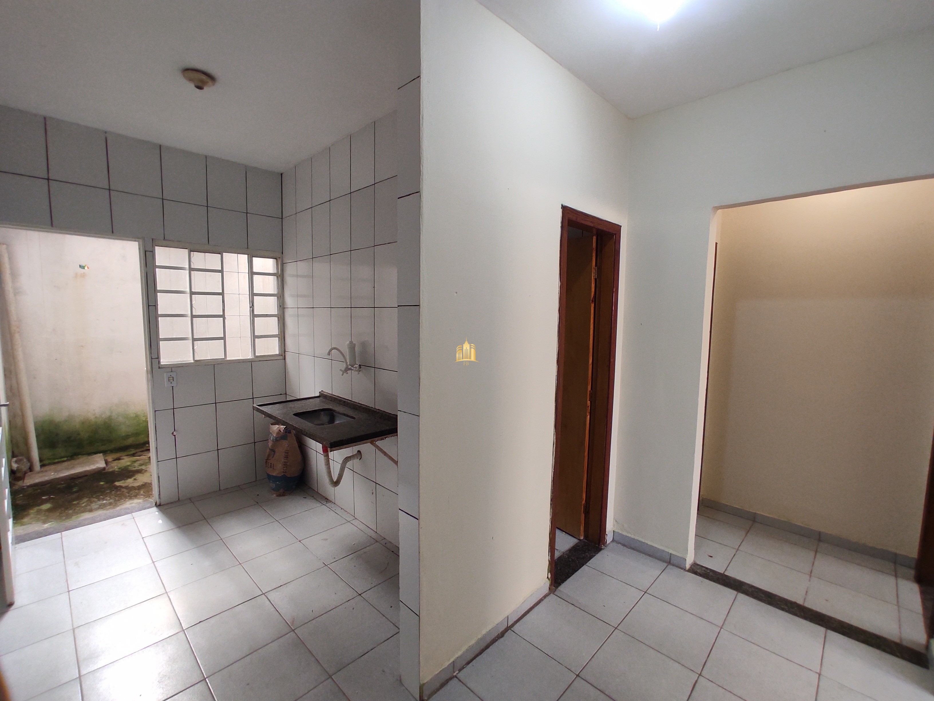 Casa à venda com 2 quartos, 100m² - Foto 1