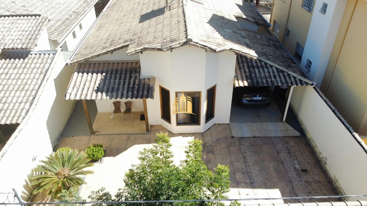 Casa à venda com 3 quartos, 360m² - Foto 1