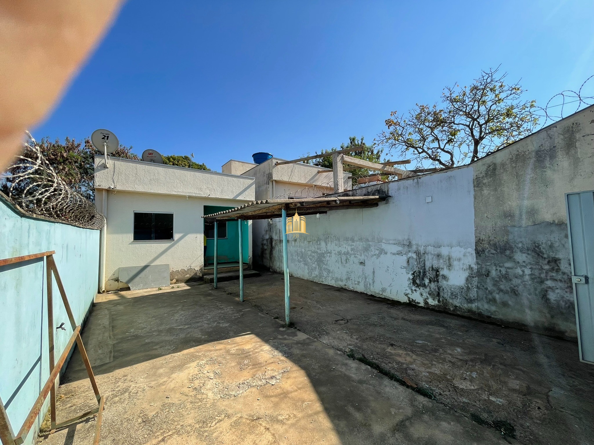 Casa para alugar com 2 quartos, 180m² - Foto 1