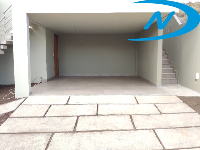 Casa à venda com 3 quartos, 245m² - Foto 2