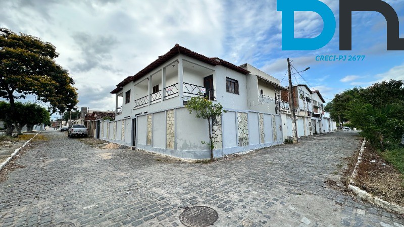 Casa à venda com 4 quartos, 228m² - Foto 2