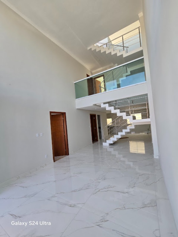 Casa à venda com 4 quartos, 338m² - Foto 1