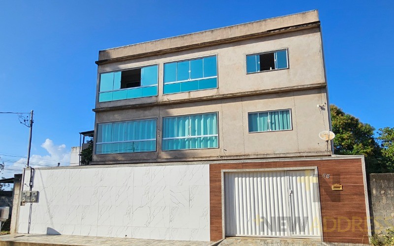 Linda casa de 2 pav. em Santa Bárbara, Cariacica, 180m², 4 quartos, suíte, varanda, 6 vagas. Agende sua visita!