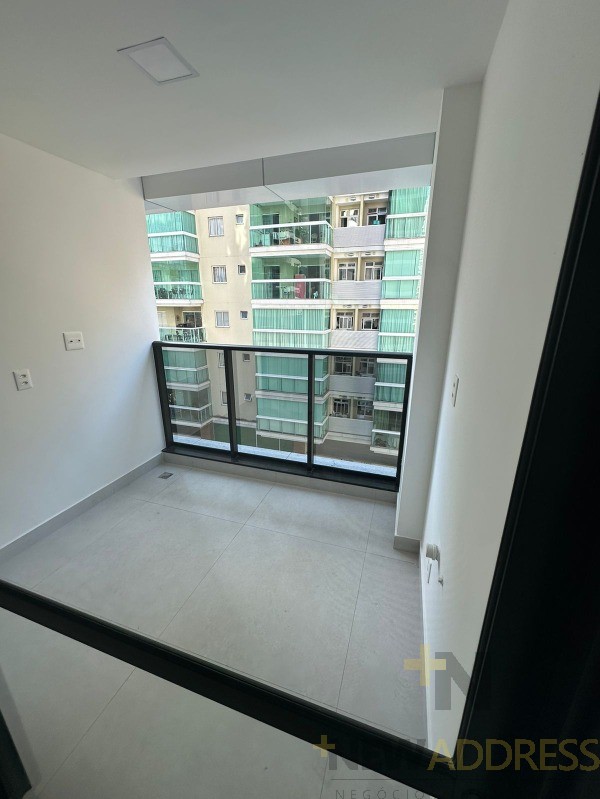 Apartamento de 2 quartos, 1 suíte, 61m², com varanda e 1 vaga de garagem. Conforto e sofisticação na Praia do Canto!