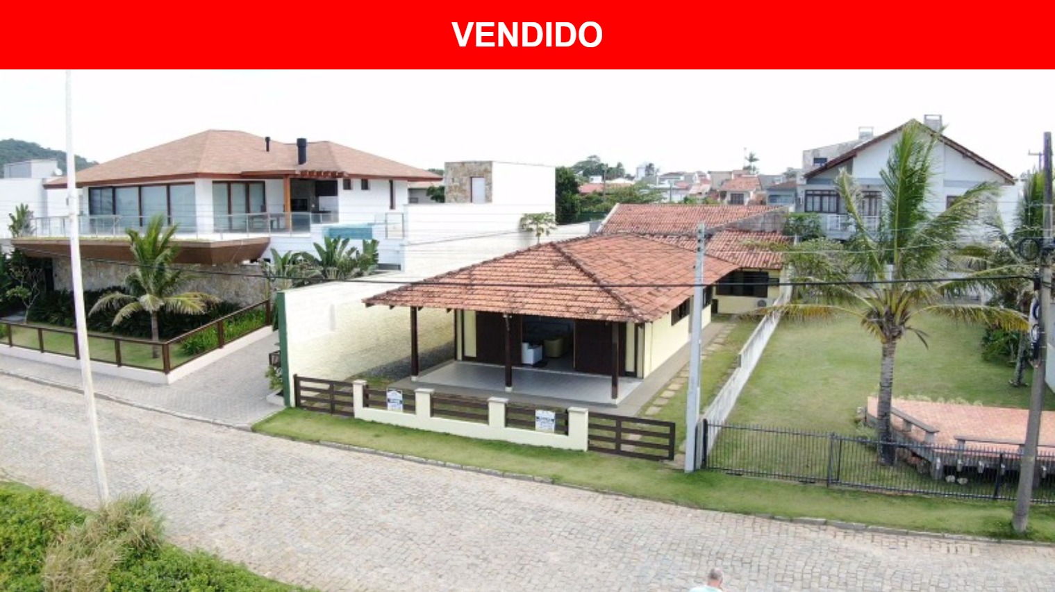 Casa à venda com 4 quartos, 99m² - Foto 1