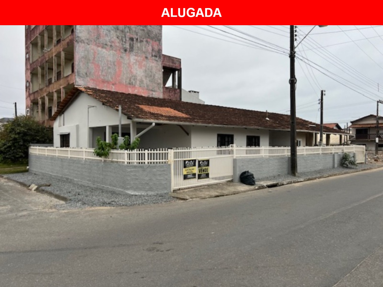 Casa à venda e aluguel com 7 quartos, 200m² - Foto 1