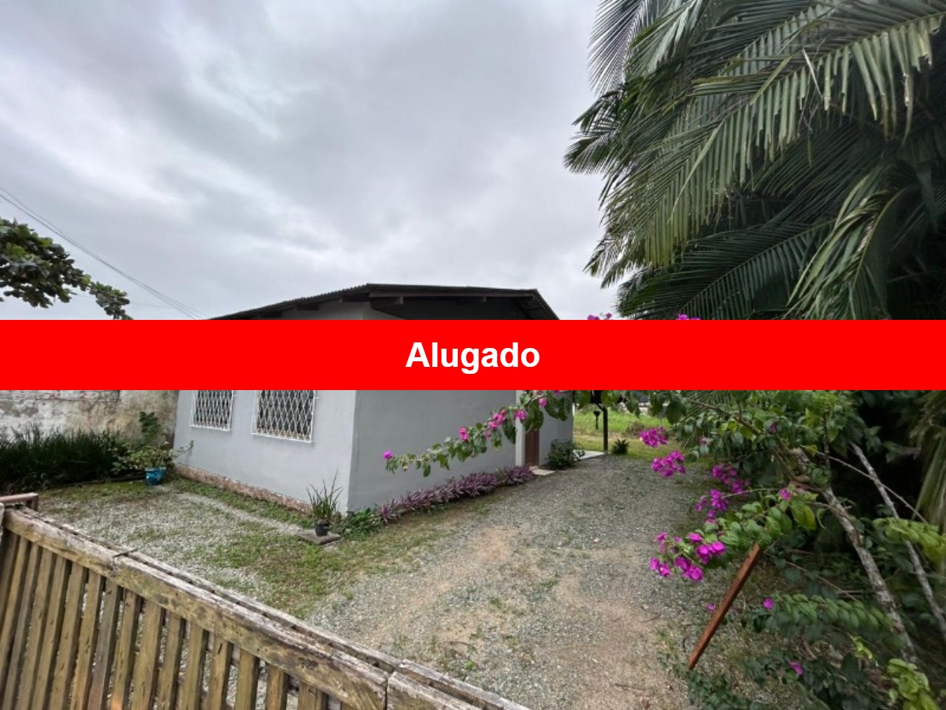 Casa à venda e aluguel com 3 quartos, 90m² - Foto 1