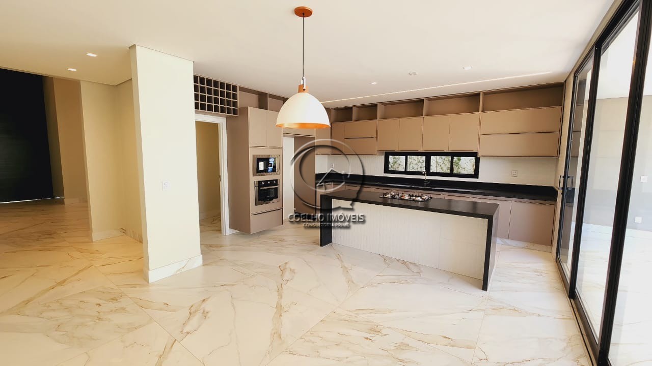 Casa à venda com 3 quartos, 304m² - Foto 4