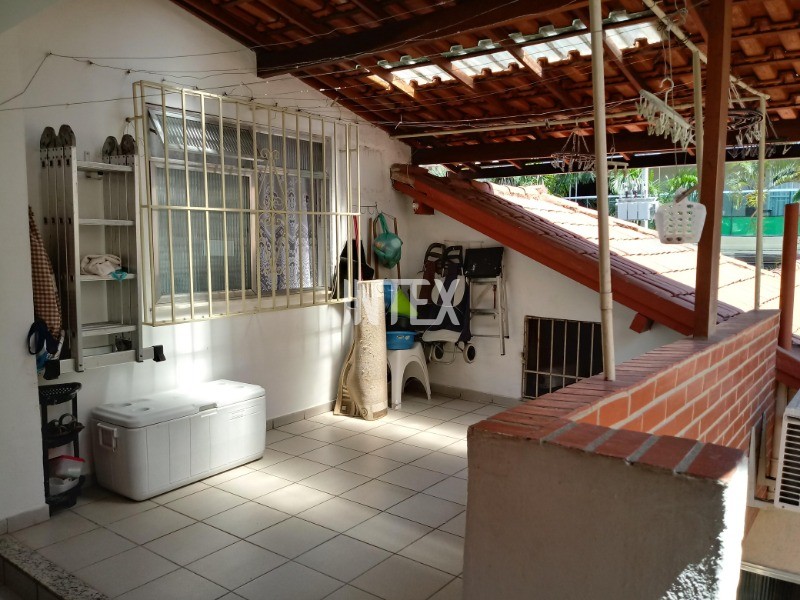 Casa à venda com 8 quartos, 200m² - Foto 37