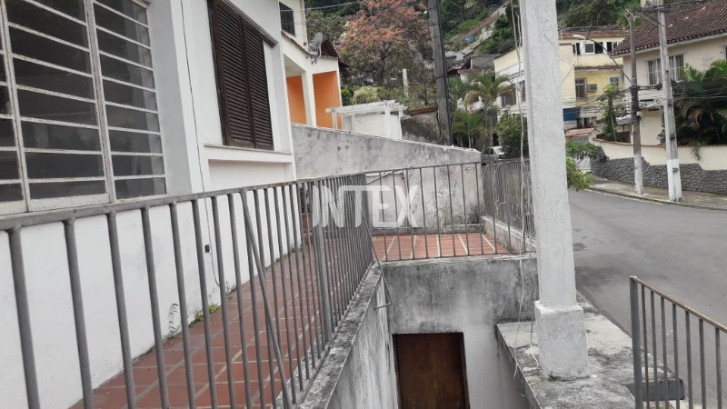 Casa à venda com 4 quartos, 100m² - Foto 1