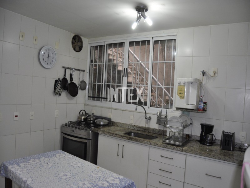 Casa à venda com 4 quartos, 200m² - Foto 5