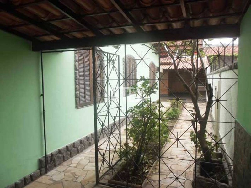 Casa à venda com 4 quartos, 221m² - Foto 4