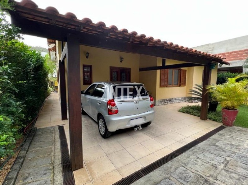 Casa à venda com 3 quartos, 291m² - Foto 2