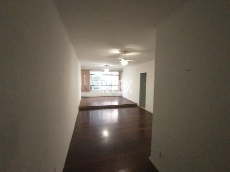 Apartamento à venda com 3 quartos, 160m² - Foto 2