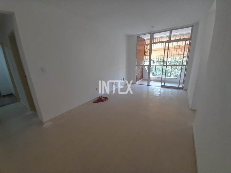 Apartamento à venda com 2 quartos, 70m² - Foto 1