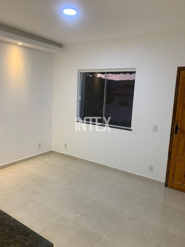 Casa à venda com 2 quartos, 75m² - Foto 4