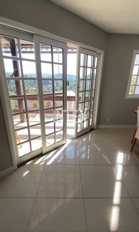 Casa à venda com 3 quartos, 160m² - Foto 1