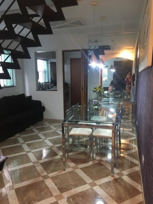 Casa à venda com 3 quartos, 240m² - Foto 1