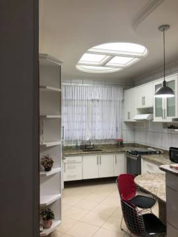 Casa à venda com 3 quartos, 300m² - Foto 4